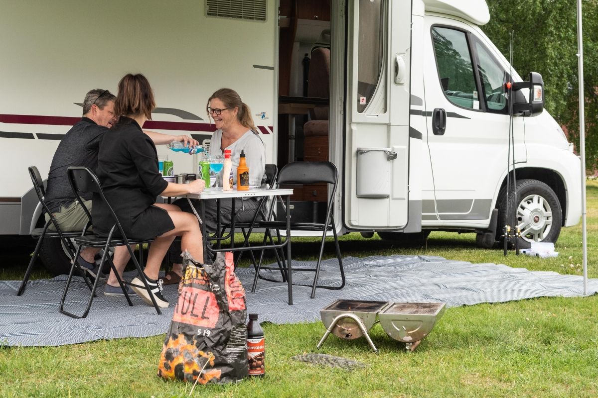 God stemning med Bobilparkering på Torpomoen. Foto: Anders Medhus