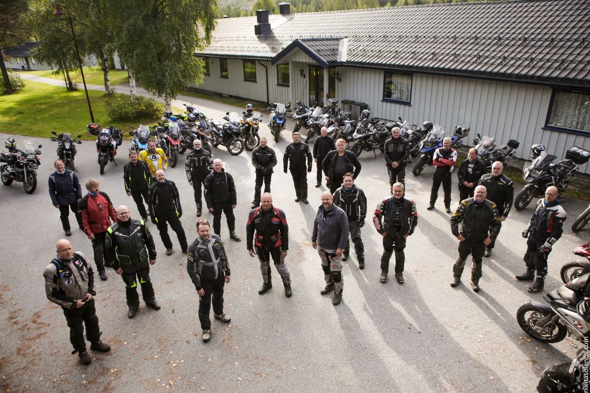 Fjellkjør på Torpomoen – her er det plass til både bil, motorsykkel og to ben og fire ben. Vi har godt med plass og kan ta i mot deg og resten av treffet. Foto: Nikita Solenov