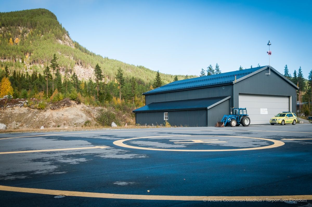 Hangaren til stiftelsen NLA – Norsk LuftAmbulanse – på Torpomoen. Foto: Anders Coucheron Medhus / Torpomoen Eigedom